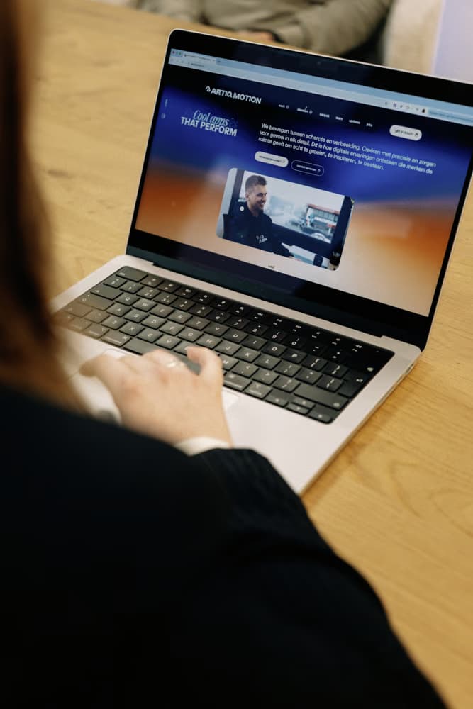 Persoon bekijkt website met call-to-action knoppen op laptop
